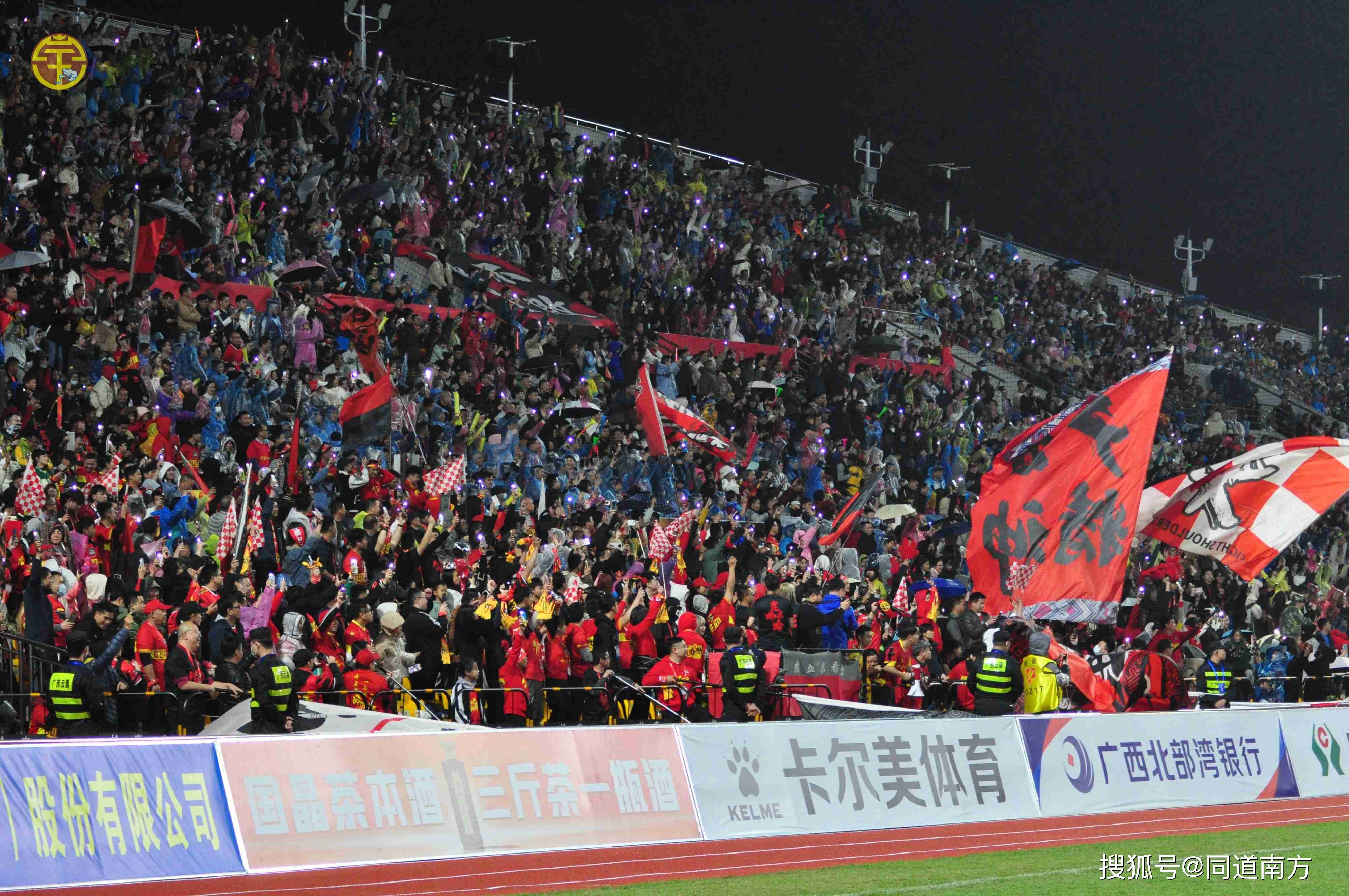 关于球迷狂欢!精彩比赛引发观众热情的信息 关于球迷狂欢!精彩比赛引发观众热情的信息