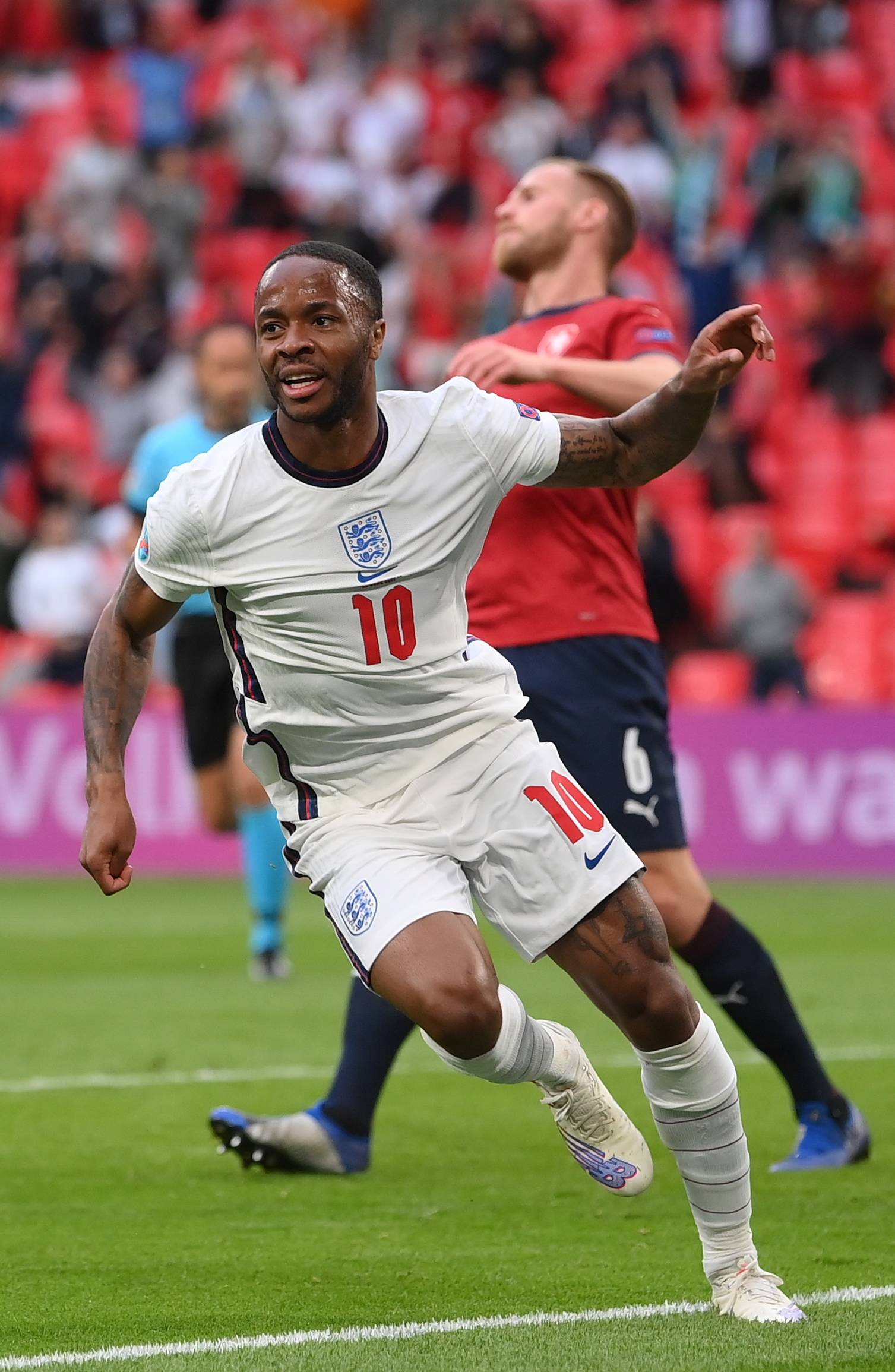 英格兰客场战胜捷克，小组头名实力雄厚的简单介绍