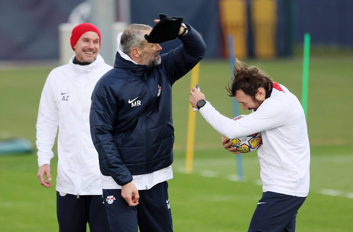 包含足球世界的巨星将在赛场上奋力拼搏的词条