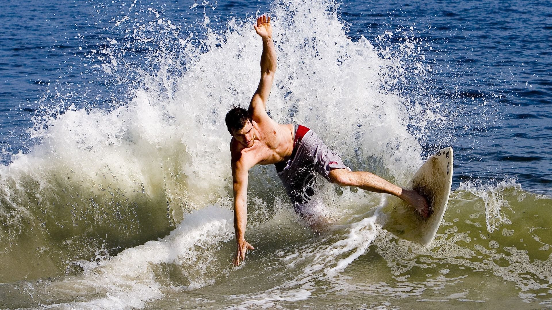 赛道新纪元，皮亚斯特里刷新纪录，雷诺车队横扫梅赛德斯